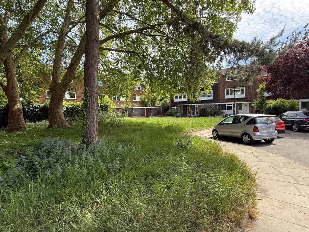 Lot: 83 - FREEHOLD PARCEL OF LAND - Parcel of Land and Parking Area on Kingfisher Drive, Richmond